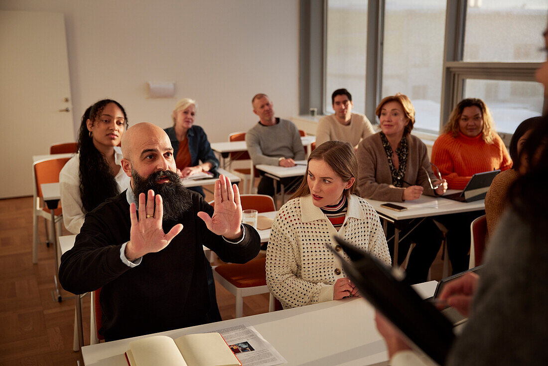 Gruppe von Erwachsenen, die in der Klasse sitzen