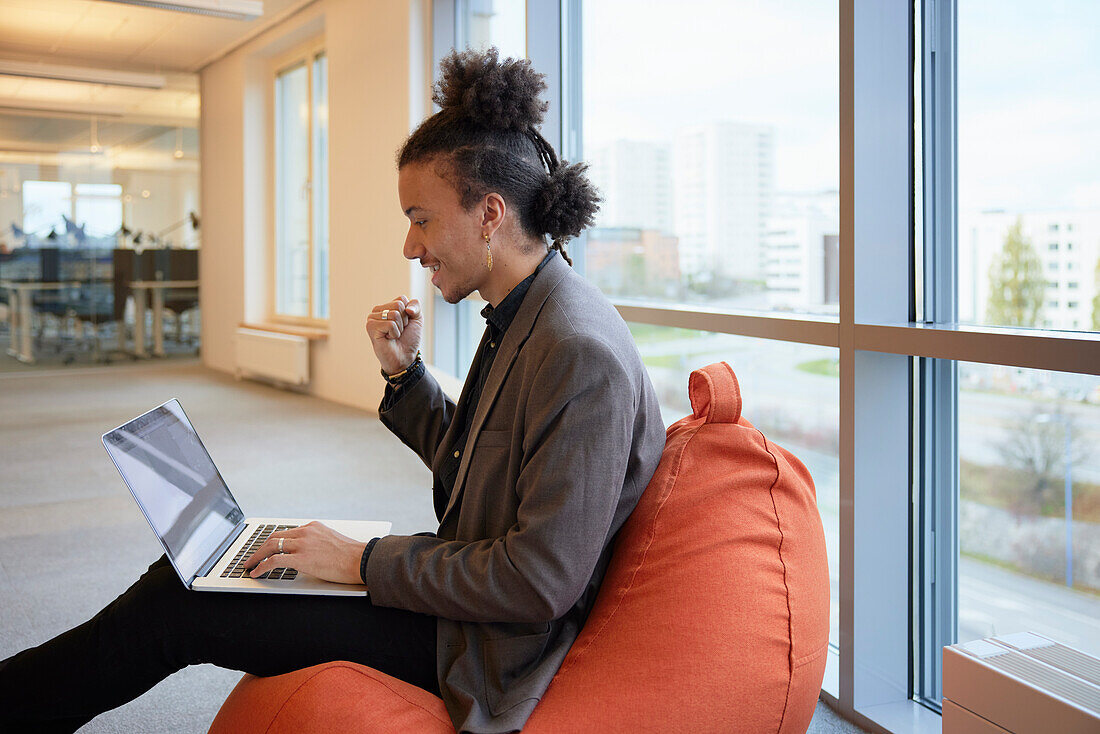 Mann im Büro mit Laptop