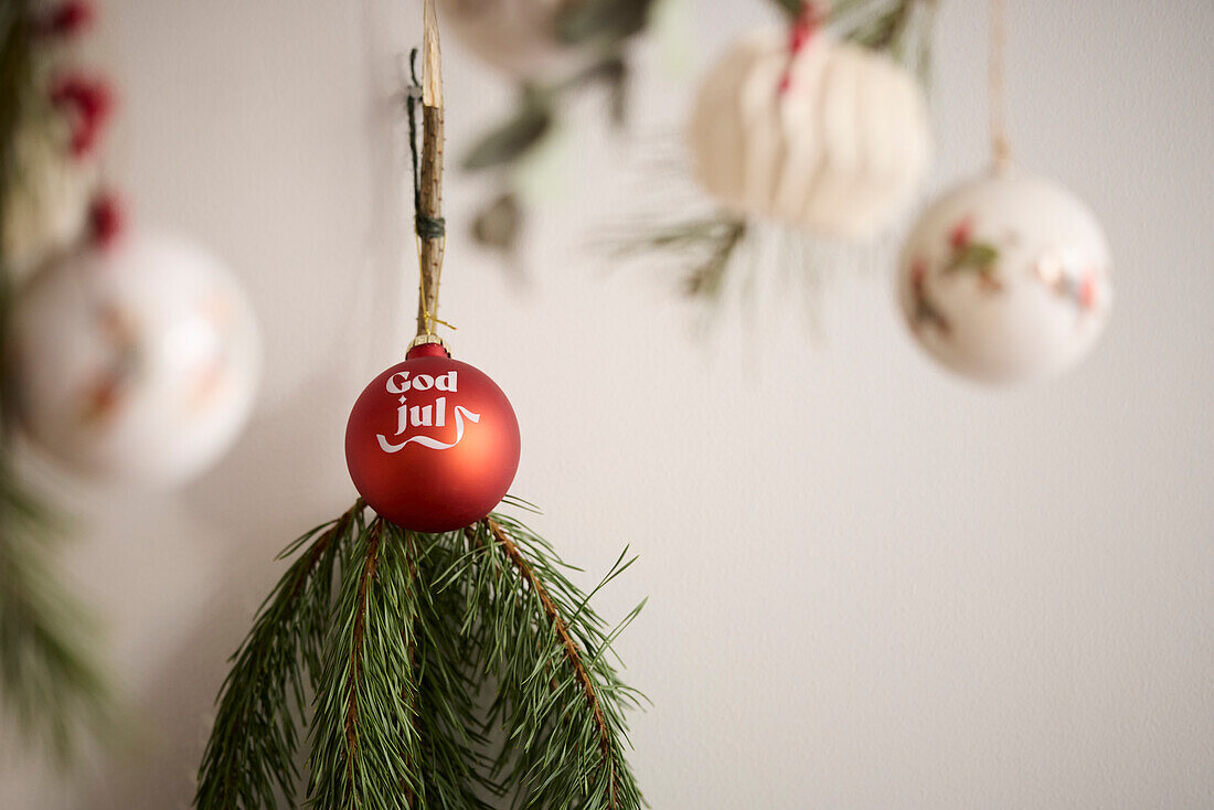 Weihnachtskugel an einem Zweig