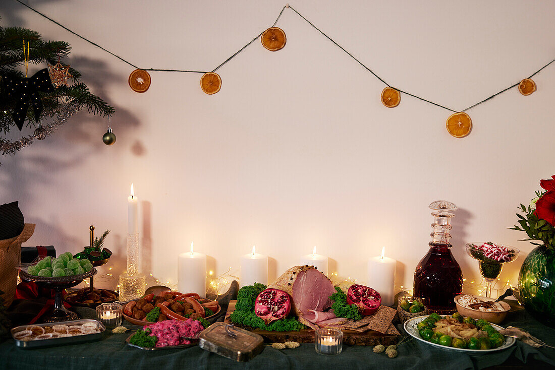 Weihnachtsessen und -dekoration auf dem Tisch