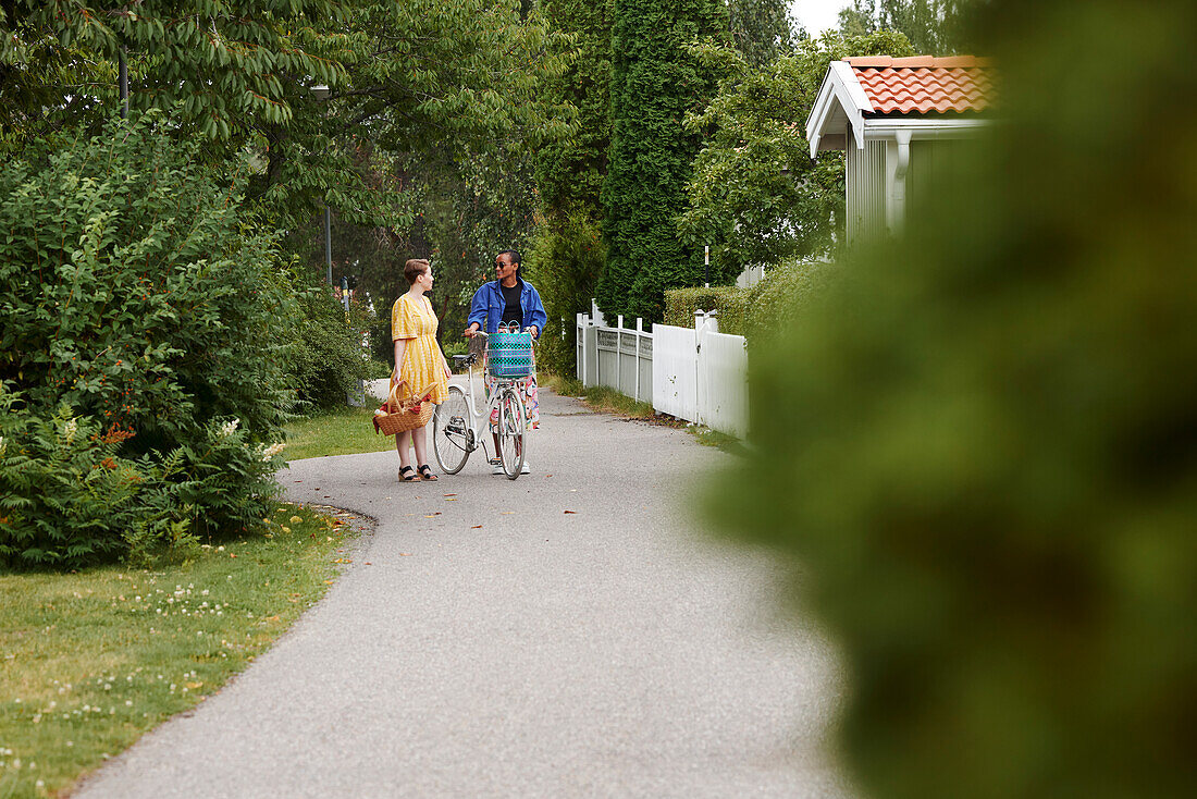 Freundinnen gehen zusammen spazieren