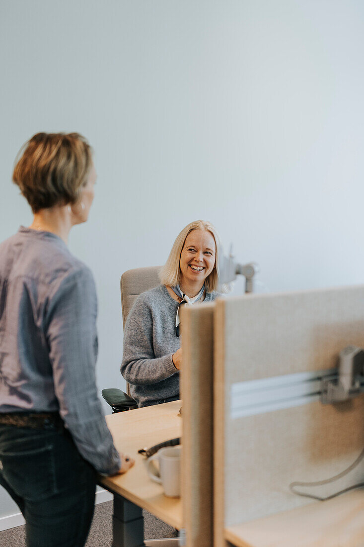 Lächelnde Frau spricht im Büro