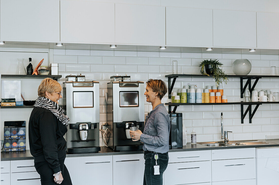 Frauen im Gespräch in der Büroküche