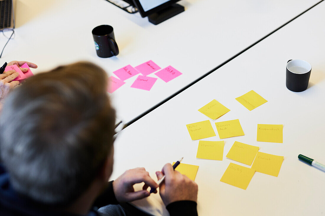 Post-its auf Besprechungstisch bei Geschäftstreffen