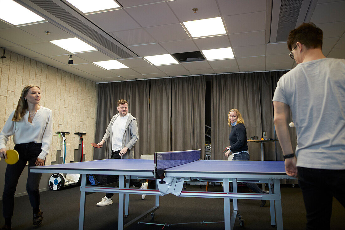 Tischtennisspieler im Büro