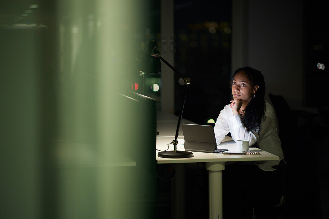 Frau mit Überstunden im Büro