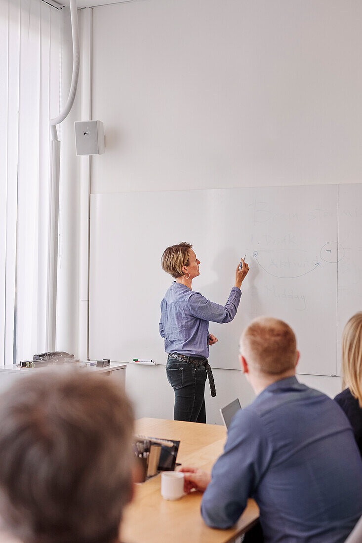 Frau bei einer Präsentation während eines Geschäftstreffens