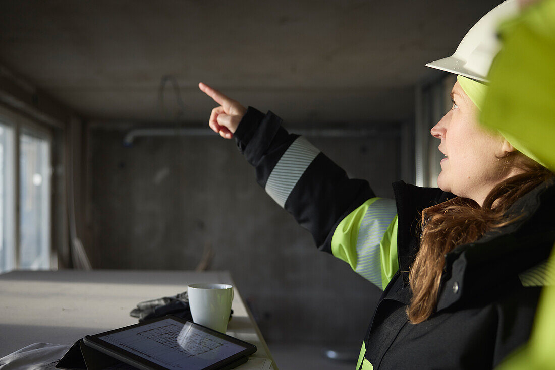 Ingenieure unterhalten sich auf der Baustelle