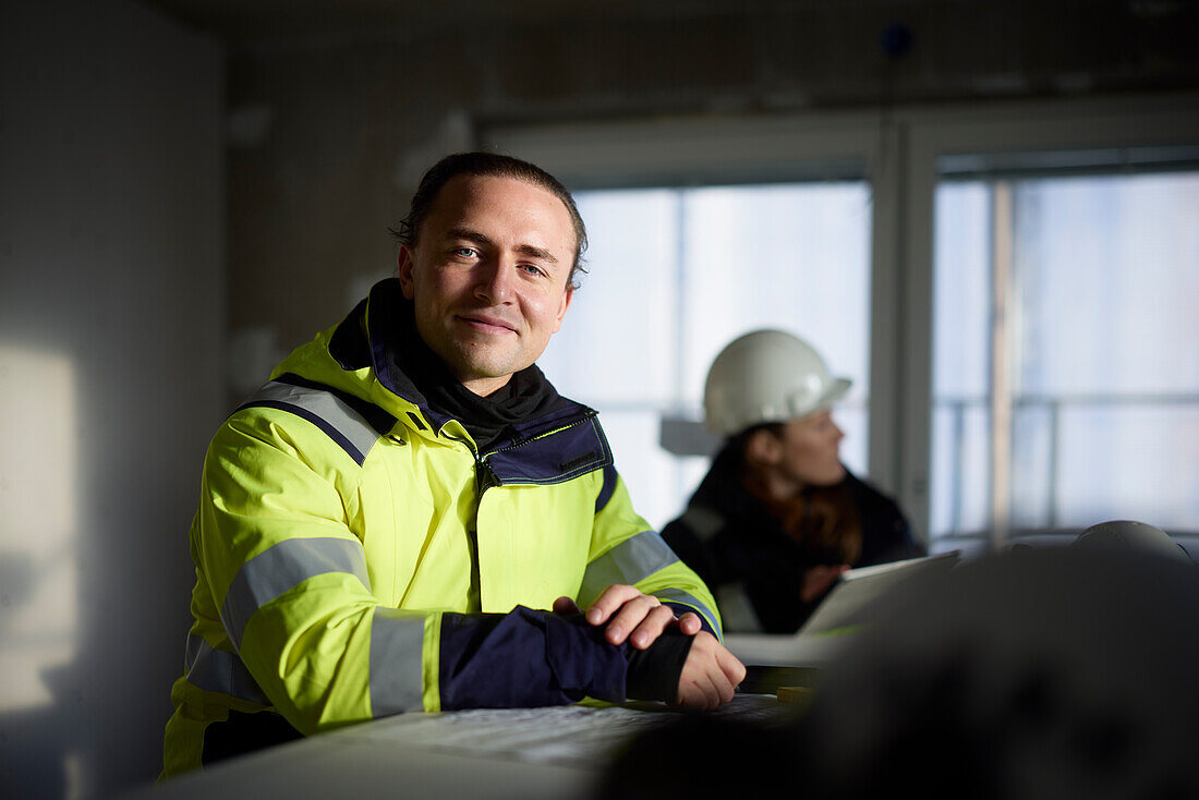 Männlicher Ingenieur auf der Baustelle