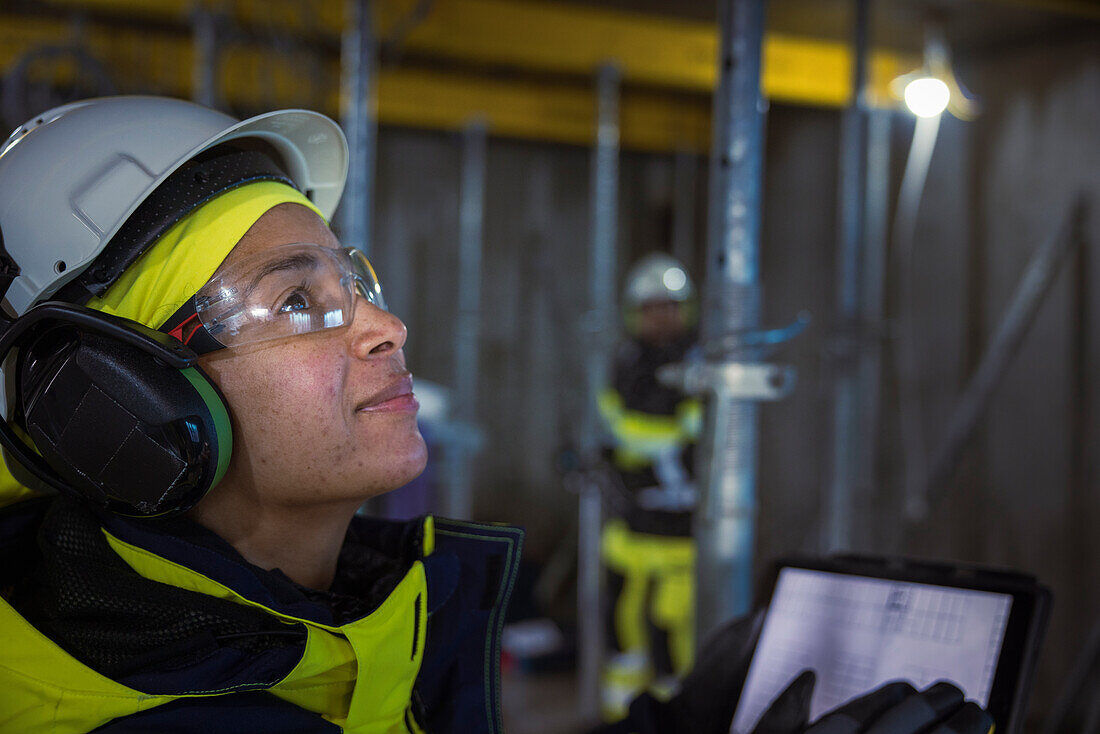 Ingenieur auf der Baustelle mit digitalem Tablet