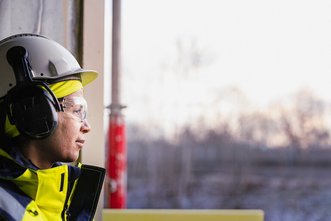 Ingenieur auf der Baustelle blickt weg