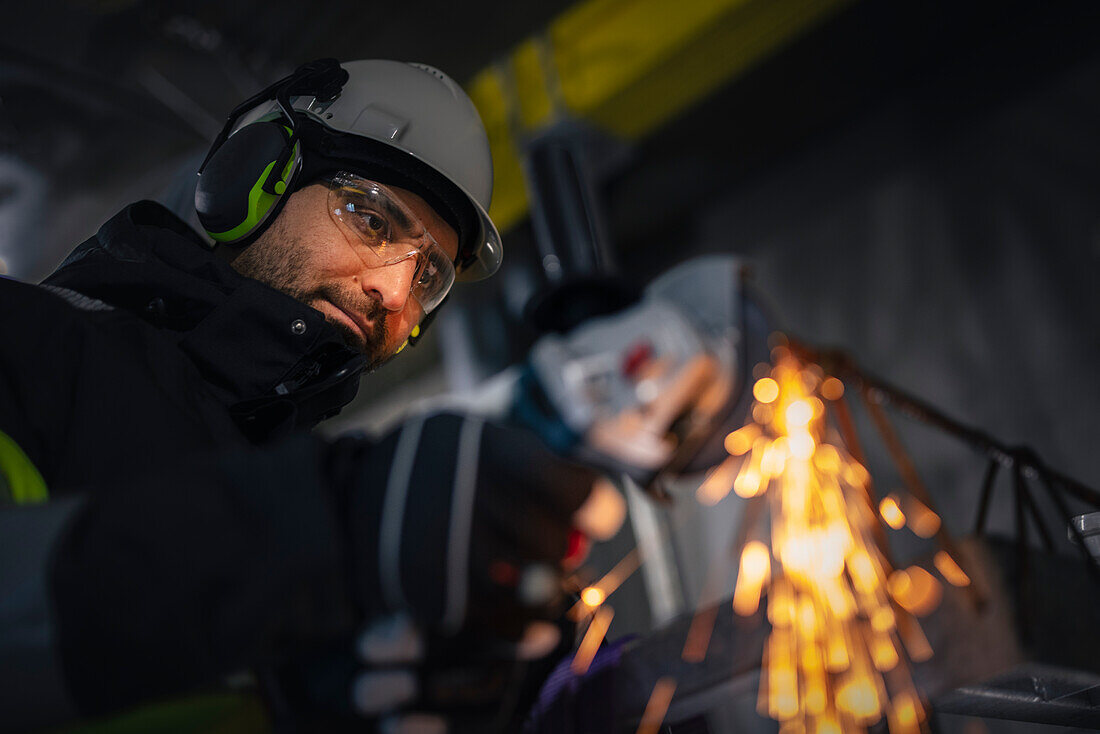 Mann mit Säge auf der Baustelle