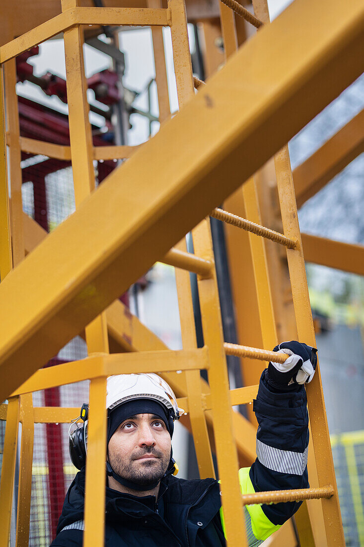 Ingenieur auf der Baustelle blickt weg