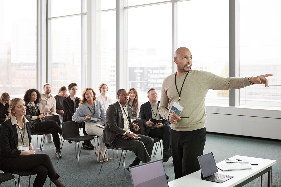 Ein Mann hält eine Präsentation während eines Geschäftsseminars