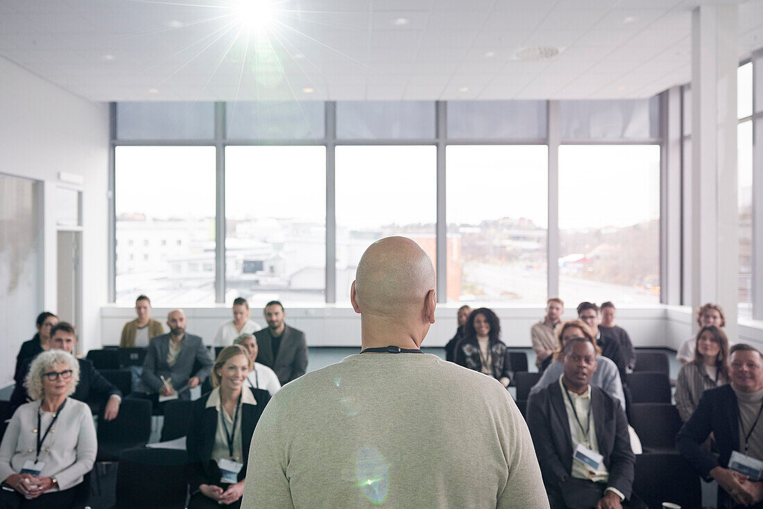 Ein Mann hält eine Präsentation während eines Geschäftsseminars