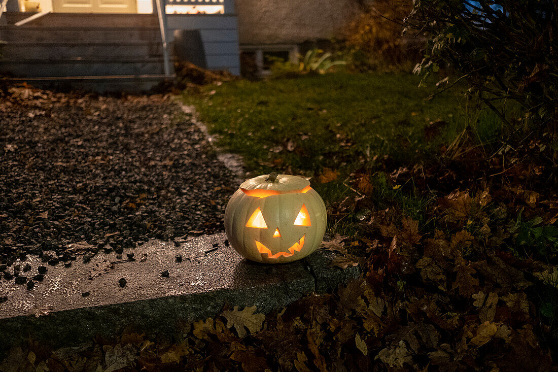 Halloween-Laterne vor einem Haus