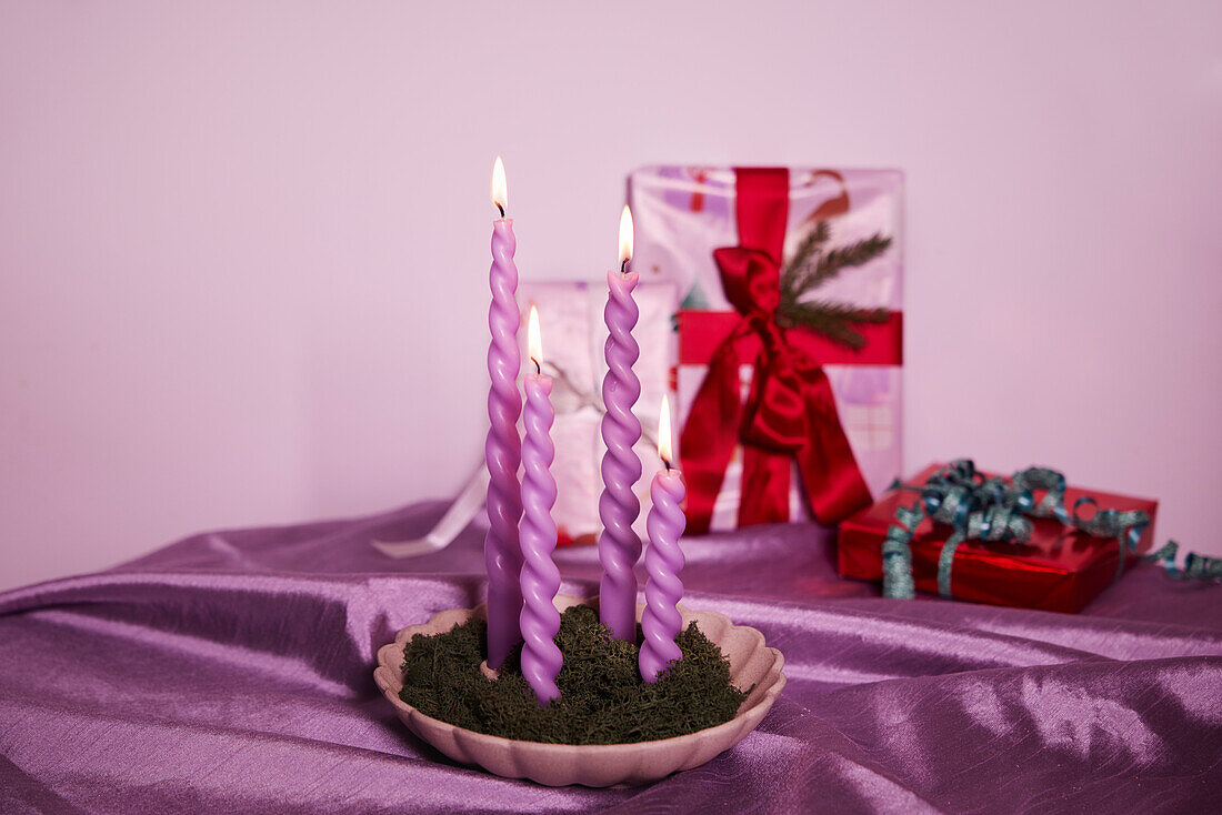 Weihnachtsgeschenke und Kerzenschmuck