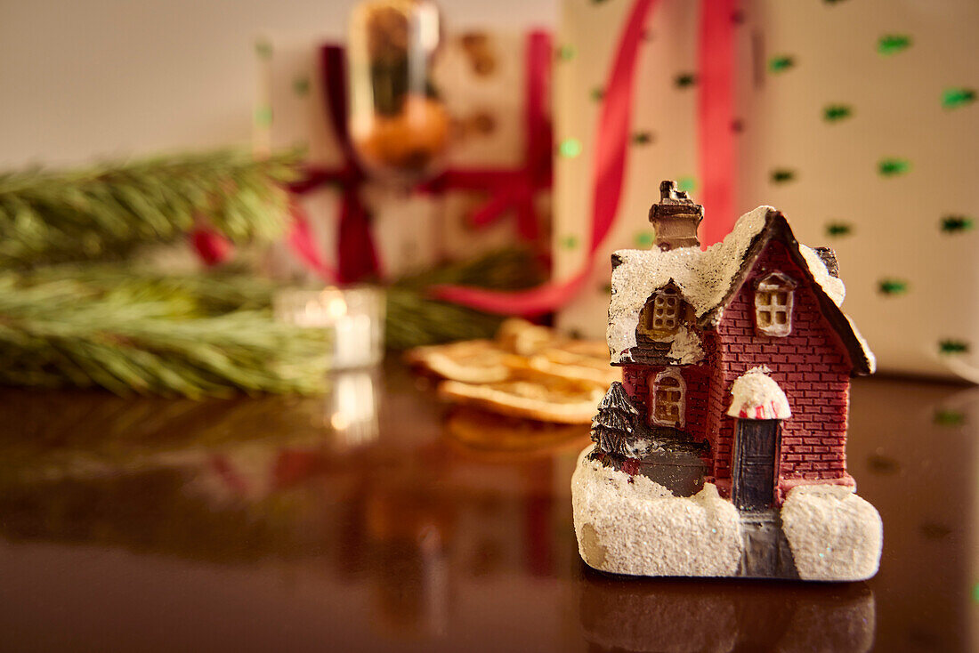 Keramische Hausfigur und Weihnachtsschmuck