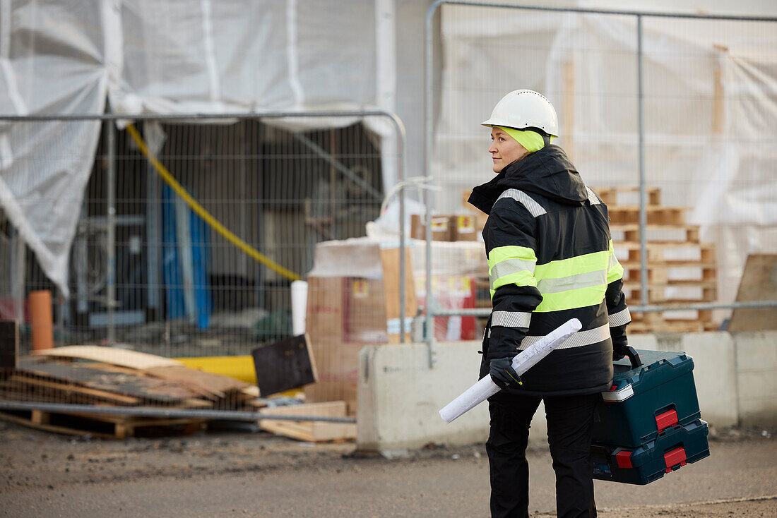 Rückansicht eines Ingenieurs auf der Baustelle