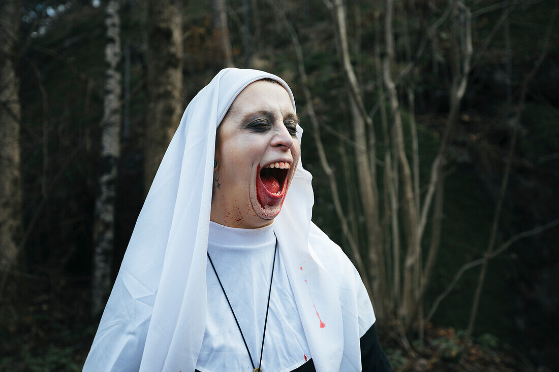 Als Nonnen verkleidete Frau für Halloween