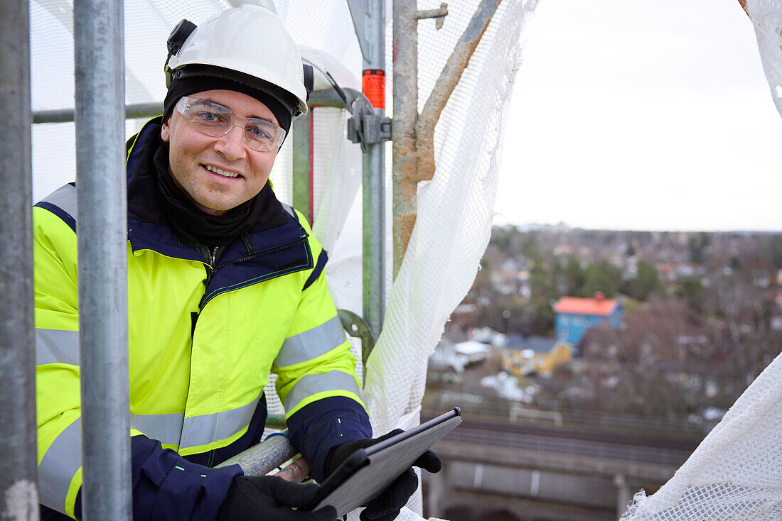 Lächelnder Ingenieur schaut in die Kamera