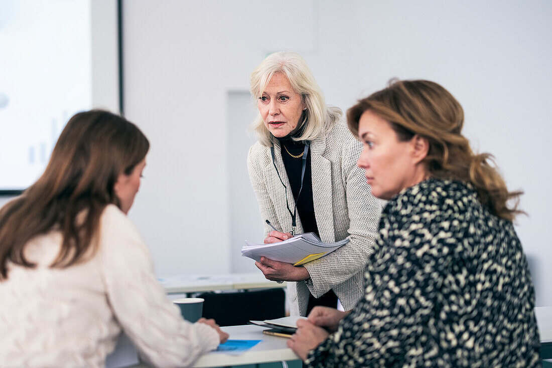 Gruppe von Personen bei einem Geschäftsseminar