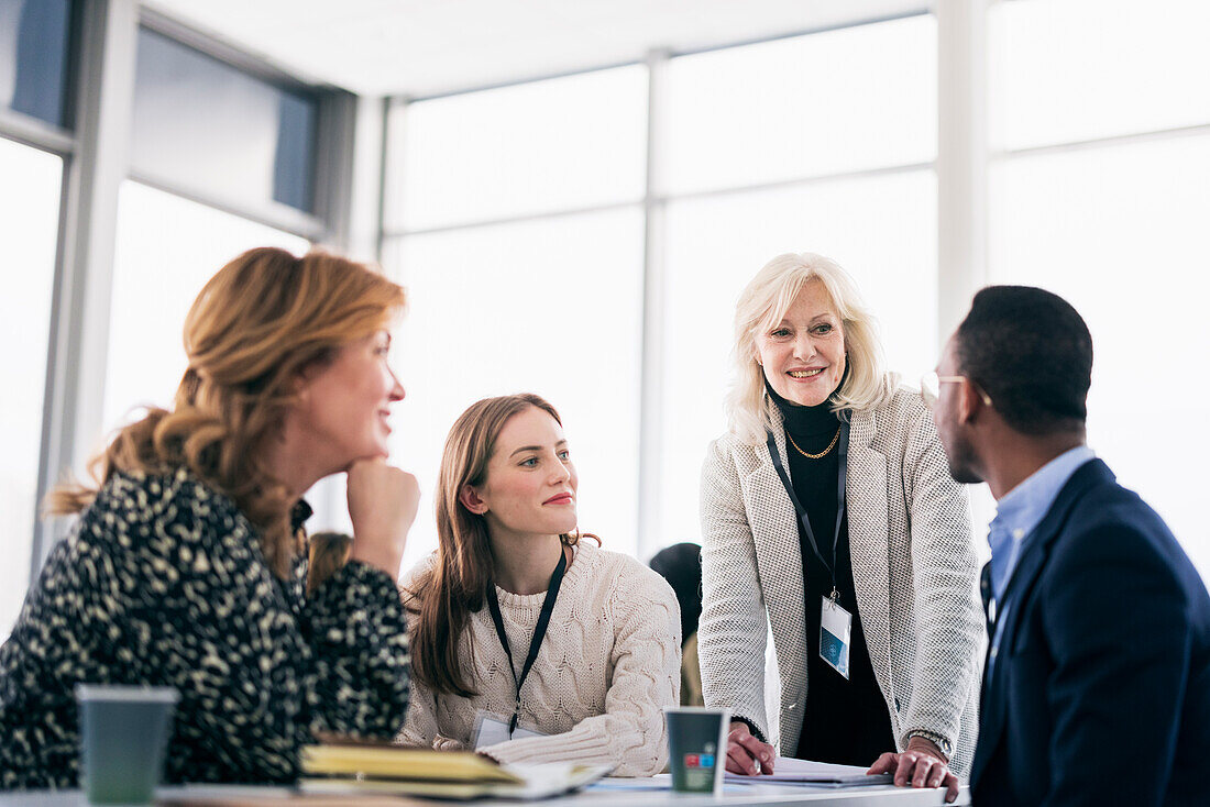 Gruppe von Menschen mit Business-Seminar