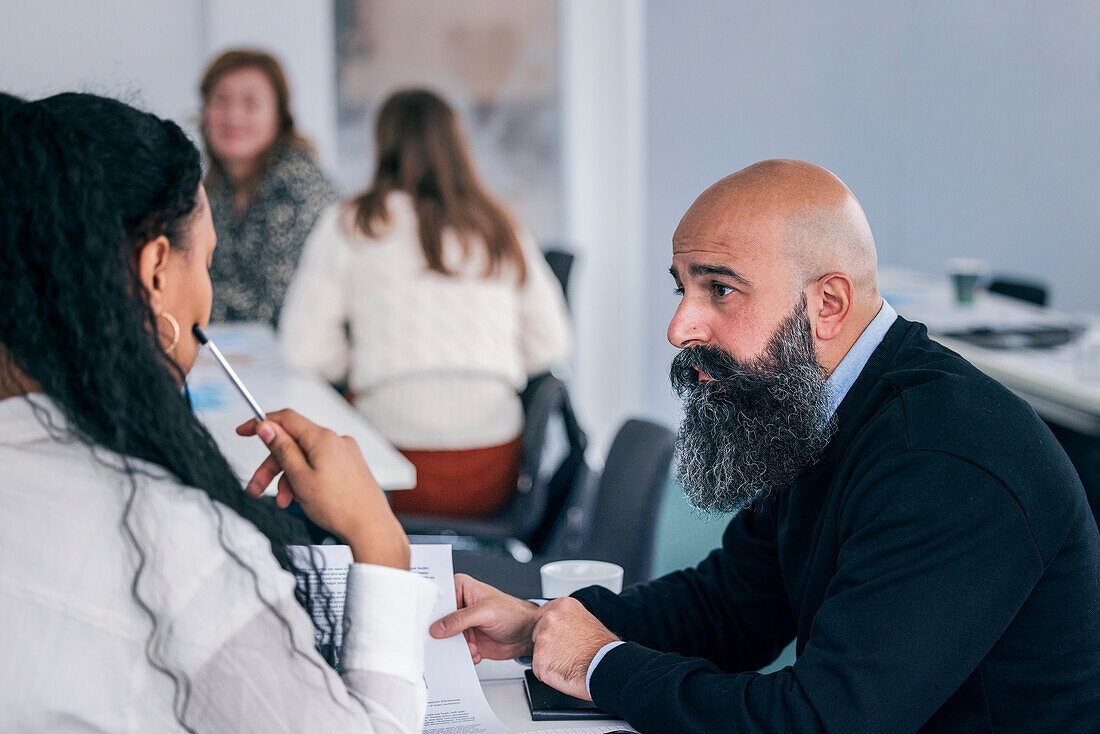 Erwachsene, die zusammen in der Klasse arbeiten