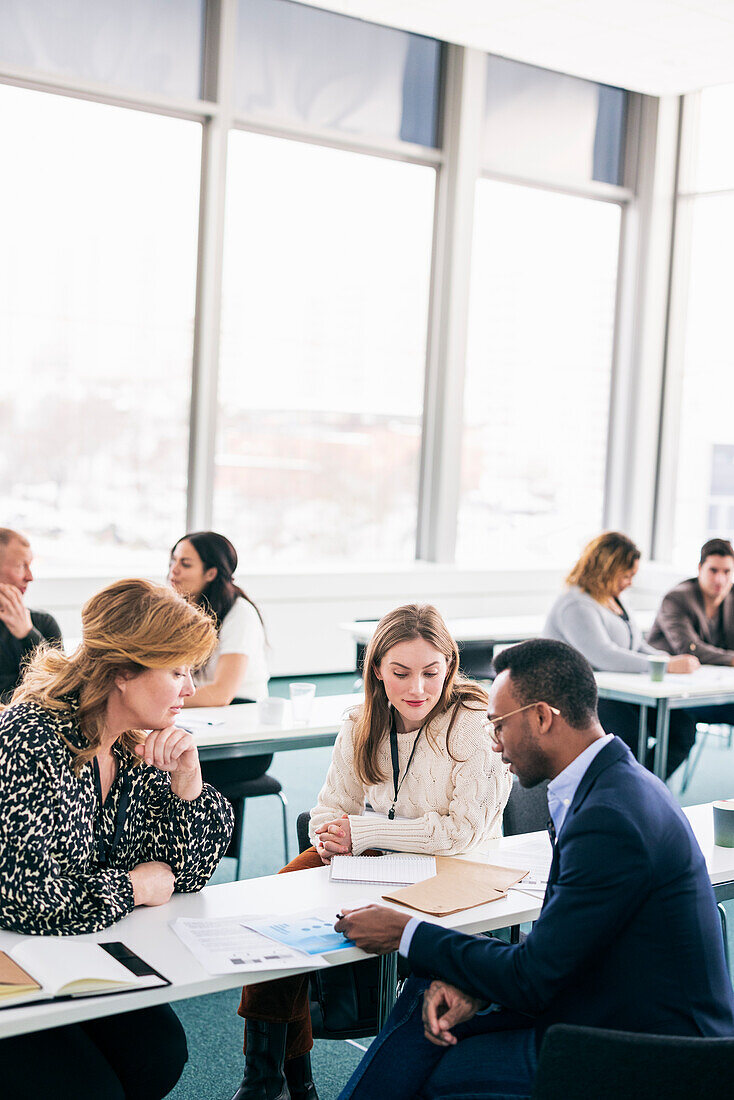 Gruppe von Personen mit Business-Seminar