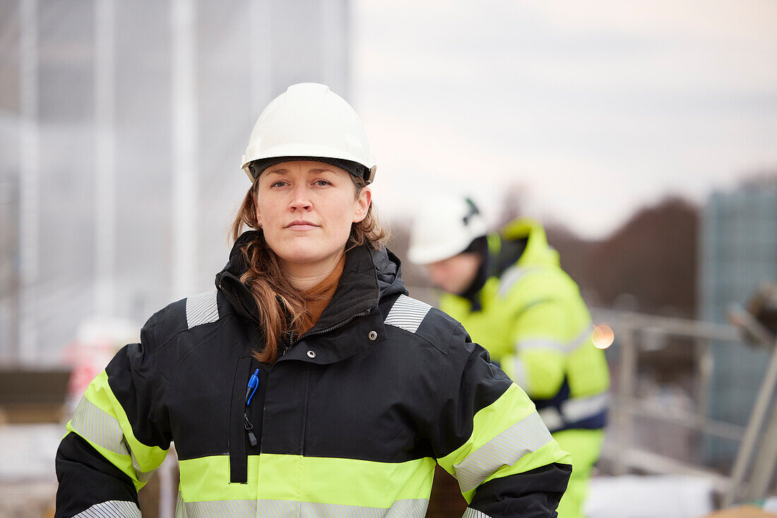 Ingenieurin auf der Baustelle stehend