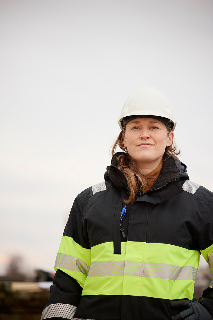 Ingenieurin auf der Baustelle stehend