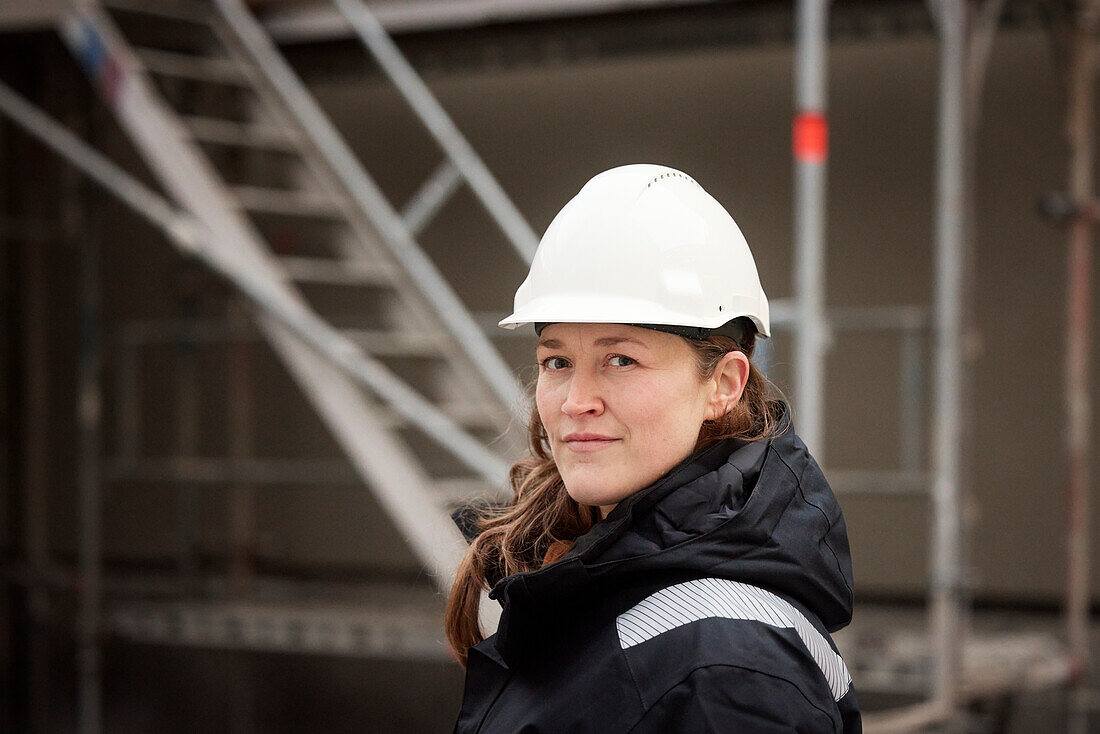 Ingenieurin auf der Baustelle stehend