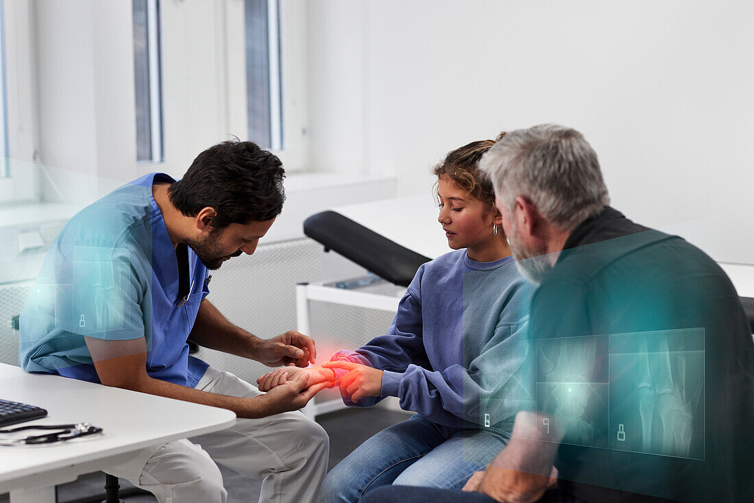 Männlicher Arzt untersucht das Handgelenk einer Patientin während eines Termins