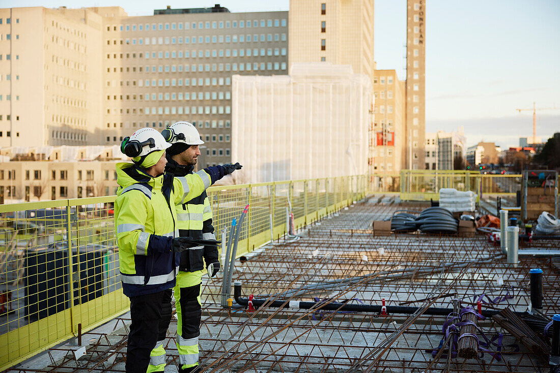 Zwei Ingenieure bei der Arbeit auf einer Baustelle