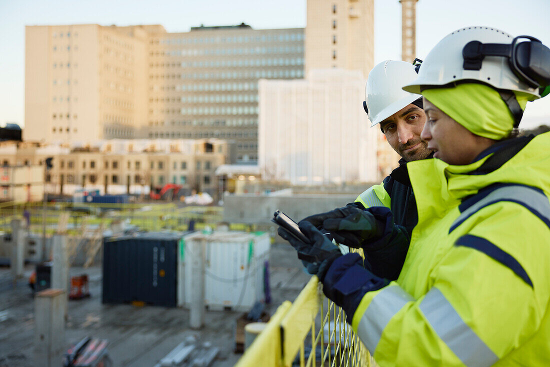 Zwei Ingenieure auf der Baustelle