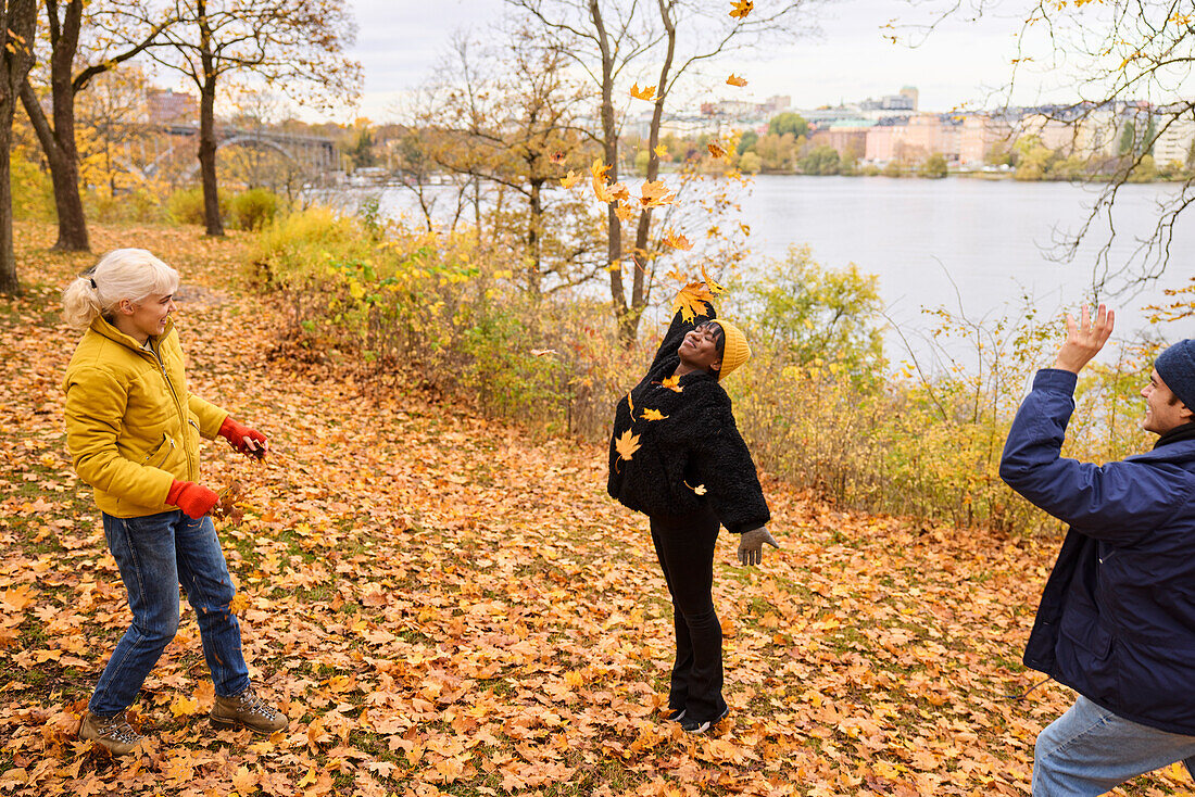 Glückliche junge Freunde beim Herbstspaziergang