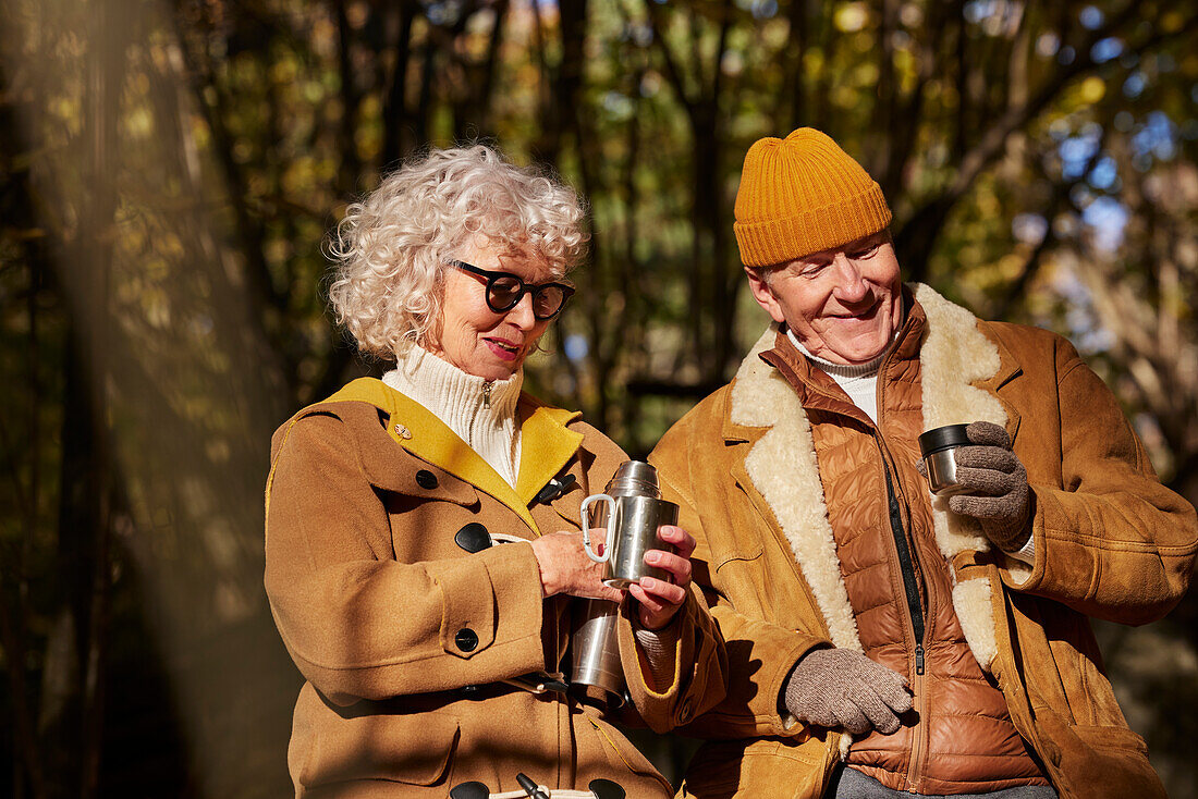 Älteres Paar trinkt Kaffee im Freien