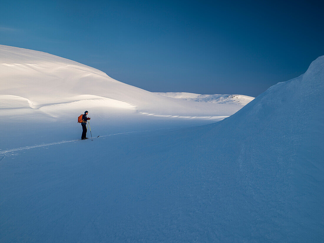 Blick auf Skifahrer in den Bergen