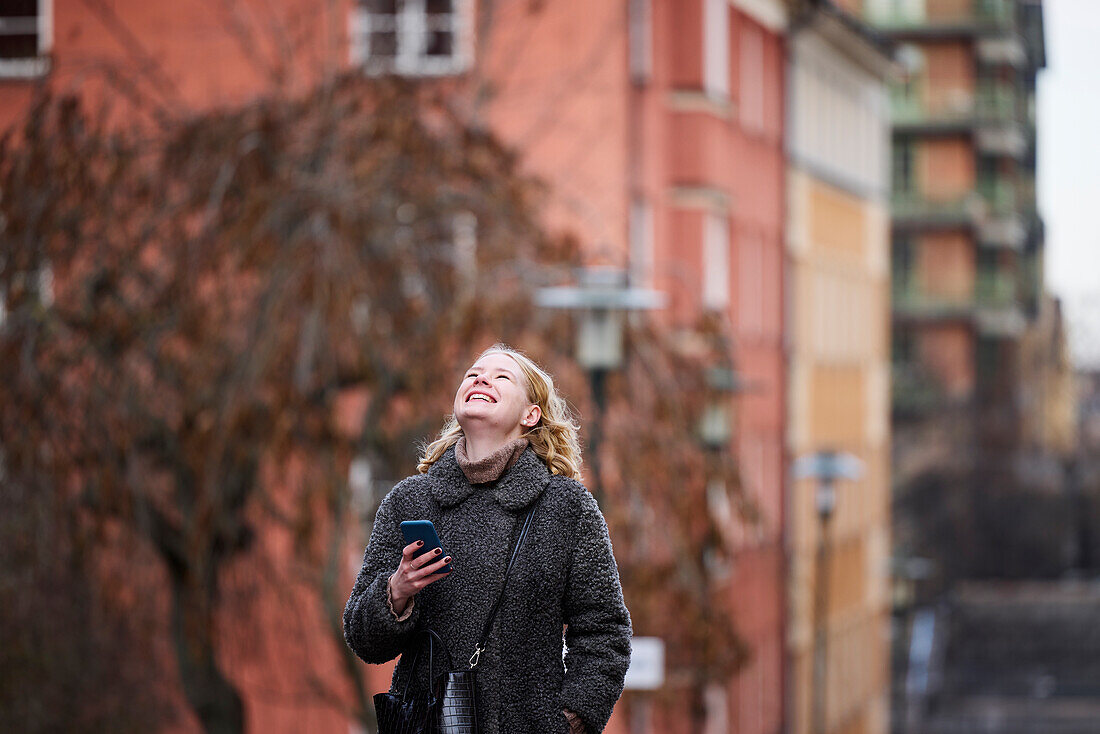 Glückliche Frau beim Telefonieren