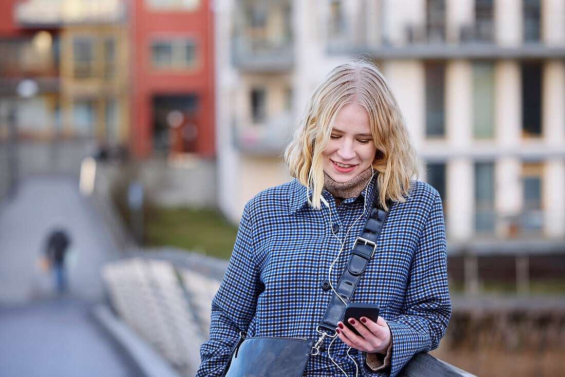 Lächelnde Frau mit Mobiltelefon