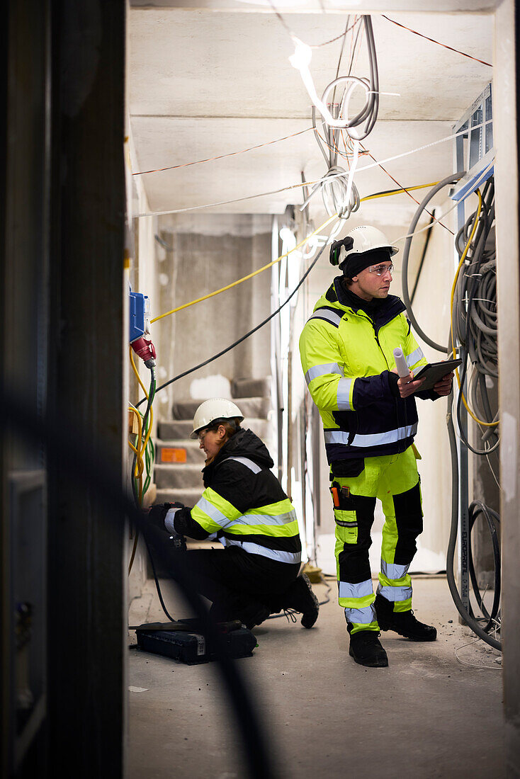 Bauarbeiter bei der Arbeit auf der Baustelle