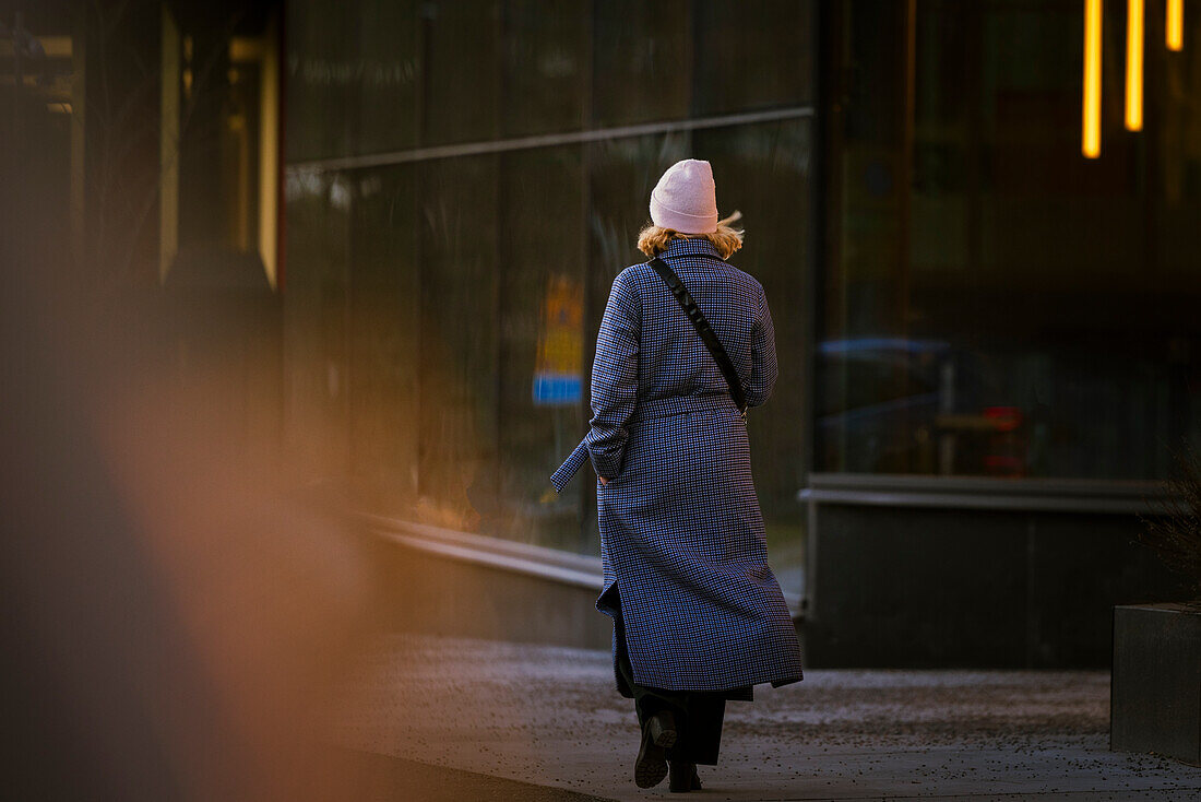 Rückansicht einer Frau, die im Freien spazieren geht