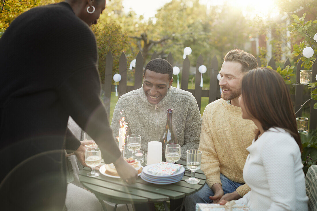 Fröhliche Freunde feiern eine Party im Garten