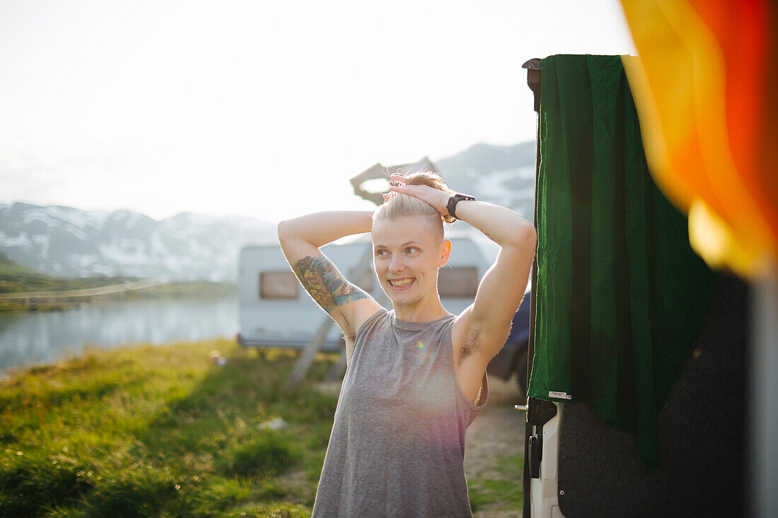 Lächelnde Frau auf dem Campingplatz