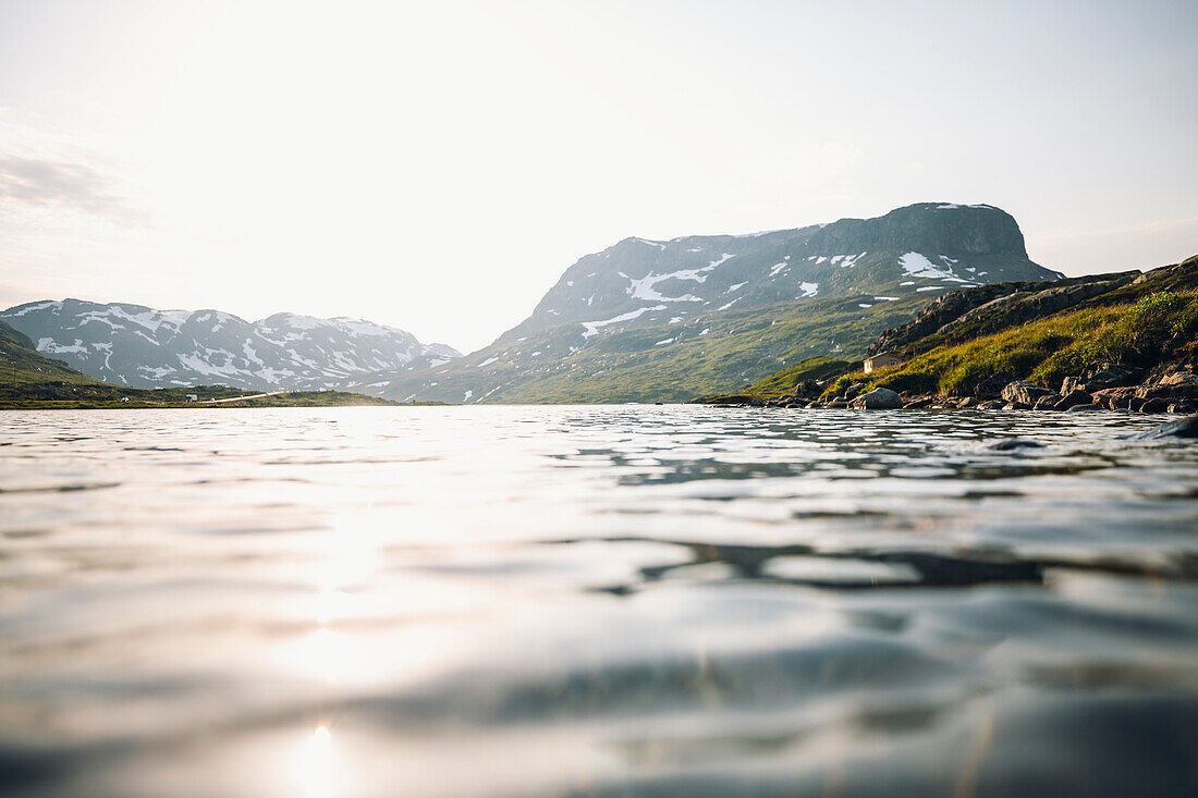 Blick auf einen See mit Bergen im Hintergrund