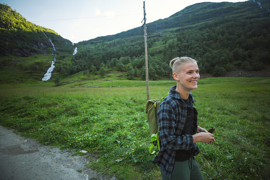 Ansicht einer lächelnden Frau beim Wandern