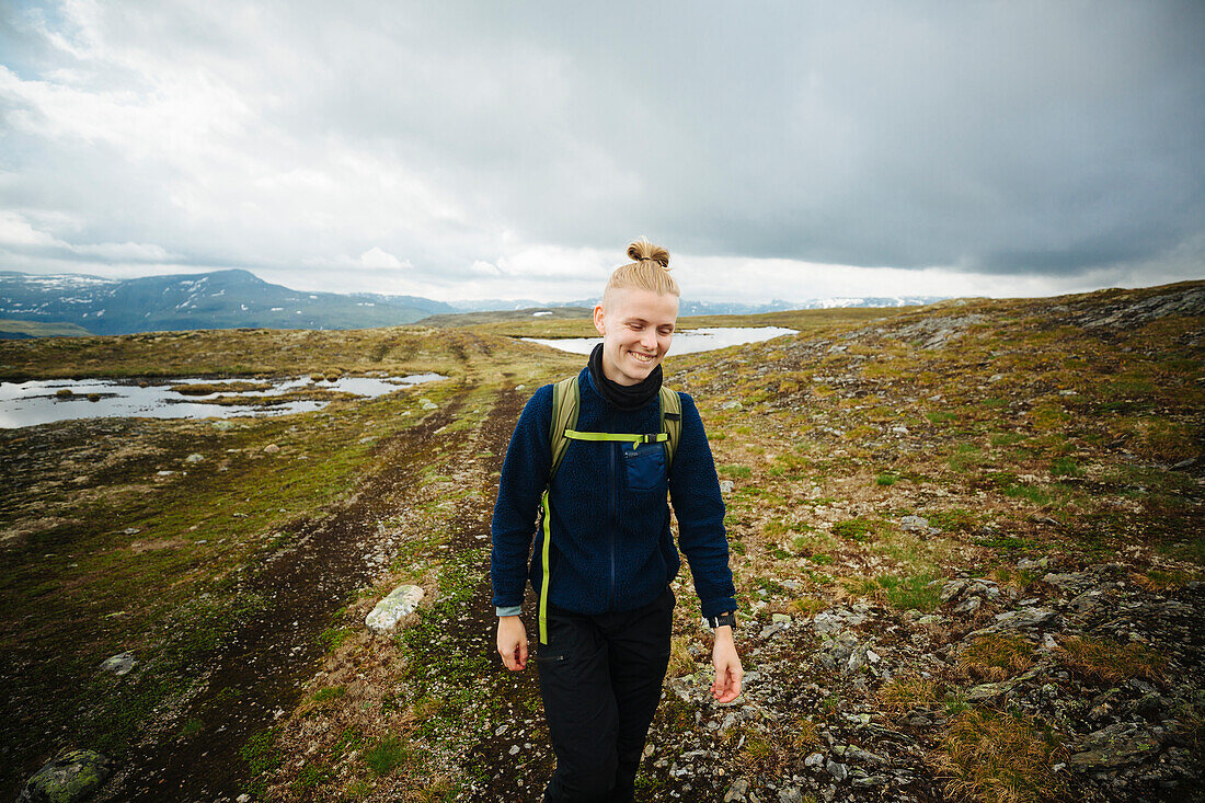 Ansicht einer lächelnden Wanderin