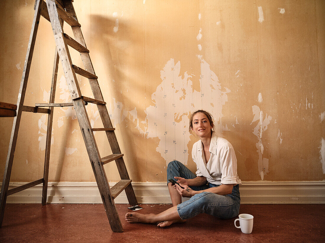 Frau mit Pause bei der Hausrenovierung