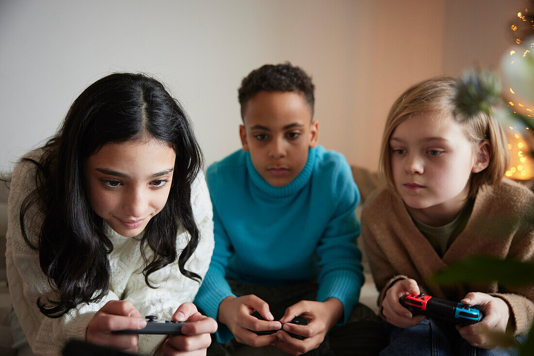 Kinder, die zu Hause Videospiele spielen