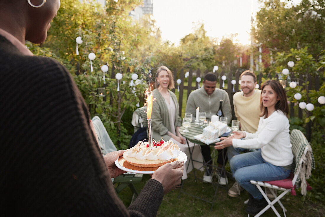 Glückliche Freunde feiern eine Party im Garten